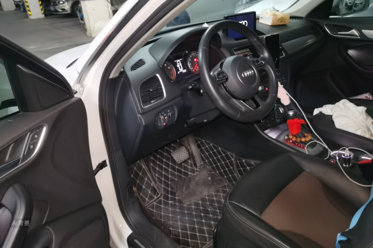 Audi Q3 2019 car image #18