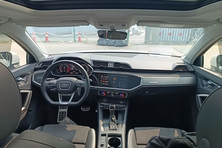 Audi Q3 2022 car image #10