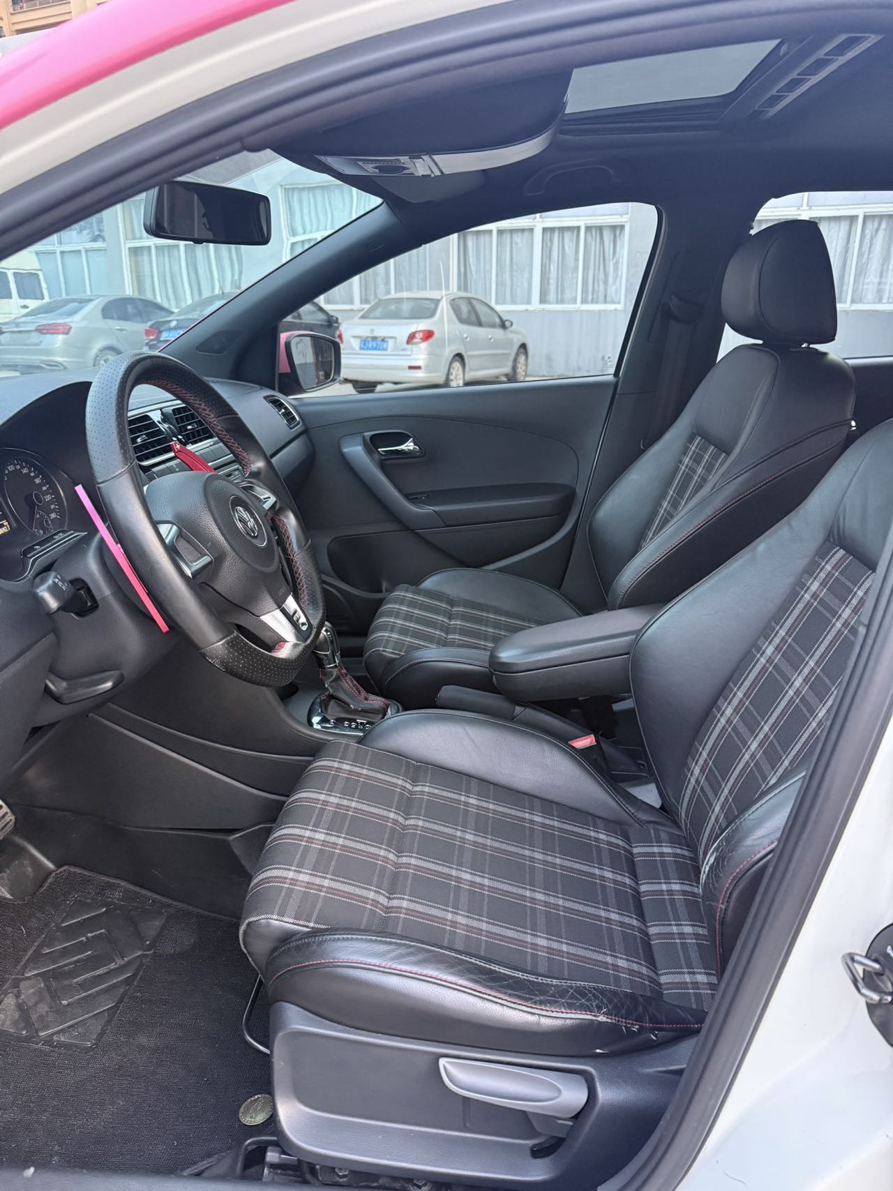2014 car image #4