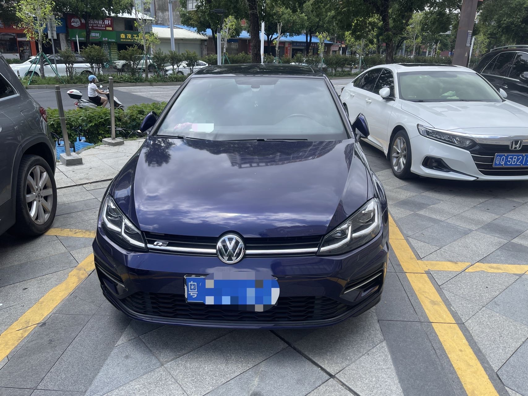 Volkswagen Golf 2019 car image #2