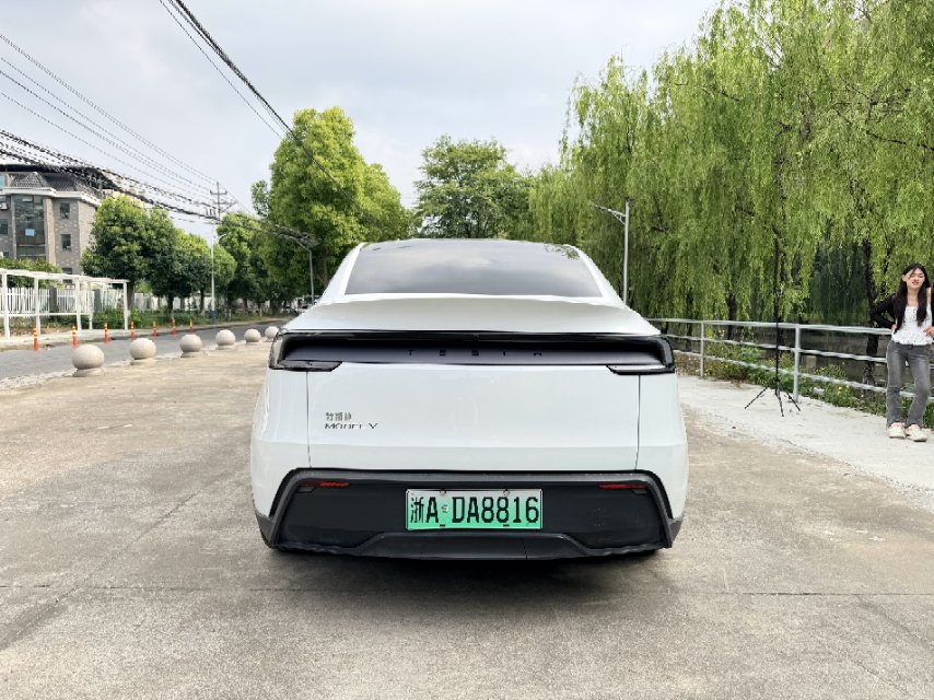 Tesla Model Y 2025 car image #8