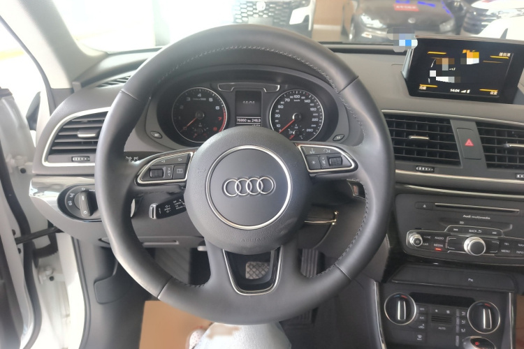 Audi Q3 2019 car image #13