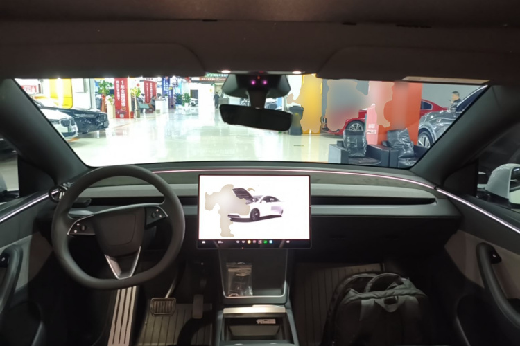 Tesla Model Y 2026 immagine di auto #10