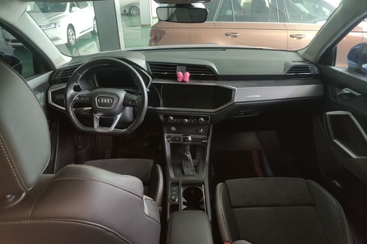Audi Q3 2020 car image #10