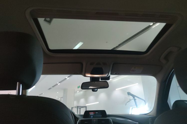 BMW 3 Series 2018 صورة سيارة #20