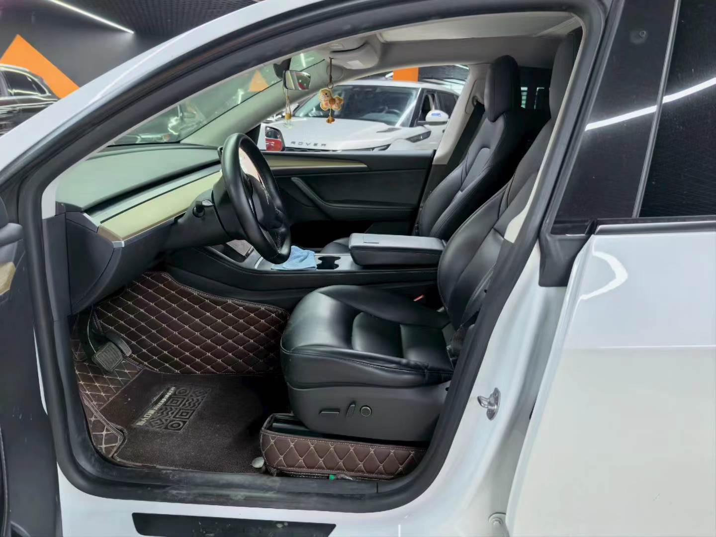 Tesla Model Y 2021 car image #3