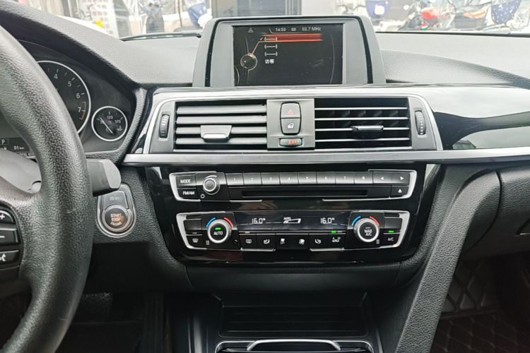 BMW 3 Series 2017 صورة سيارة #13