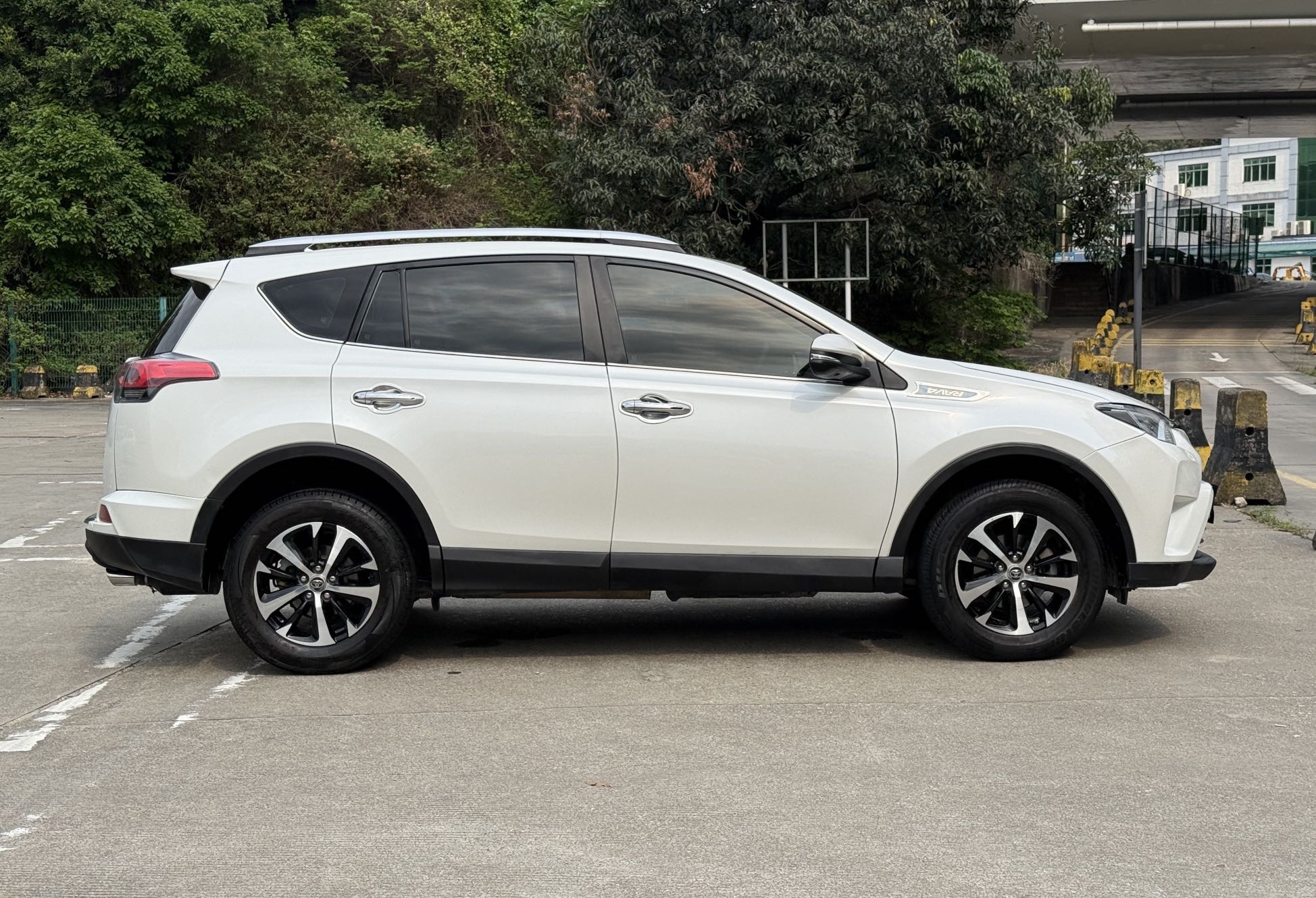 Toyota RAV4 2019 immagine di auto #2