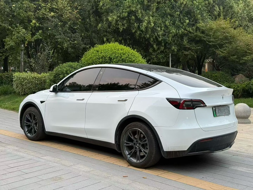 Tesla Model Y 2023 #4 Tesla Model Y 2023 car image #4