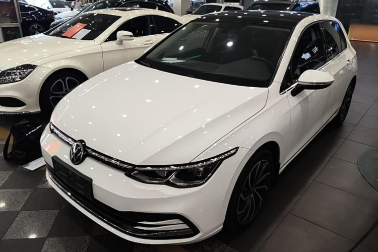 Volkswagen Golf 2021 car image #2