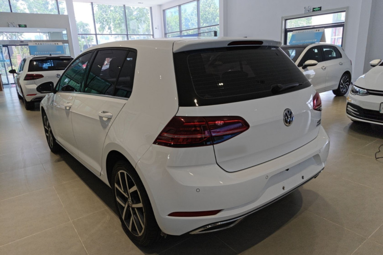 Volkswagen Golf 2018 car image #5