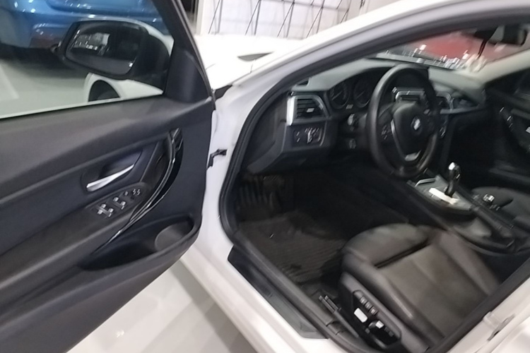 BMW 3 Series 2018 imagen de coche #16