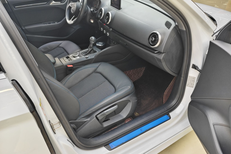 Audi A3 2019 car image #19