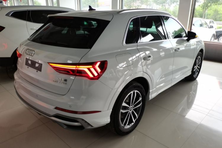 Audi Q3 2022 car image #7