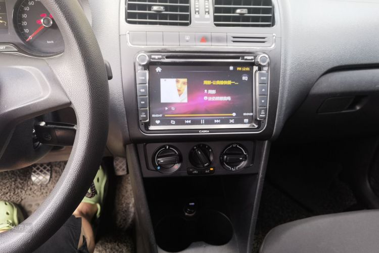 Volkswagen Polo 2015 car image #15