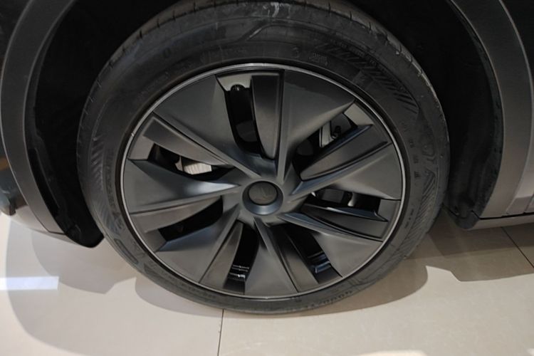 Tesla Model Y 2024 #9 Tesla Model Y 2024 car image #9