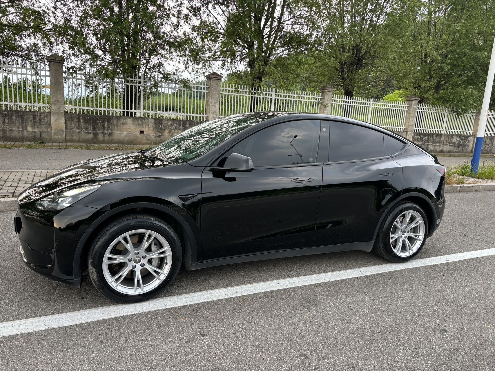 Tesla Model Y 2023 immagine di auto #4