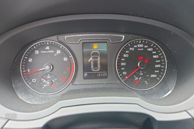Audi Q3 2019 car image #13