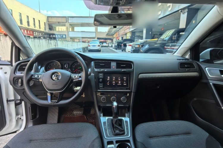 Volkswagen Golf 2019 car image #10