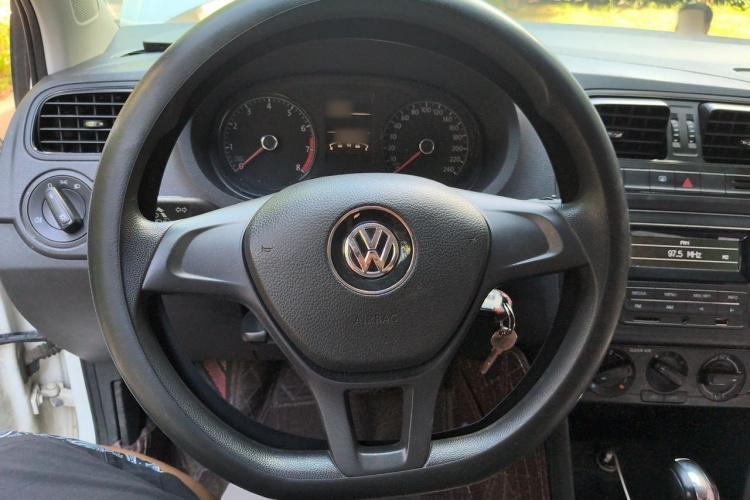 Volkswagen Polo 2017 car image #12