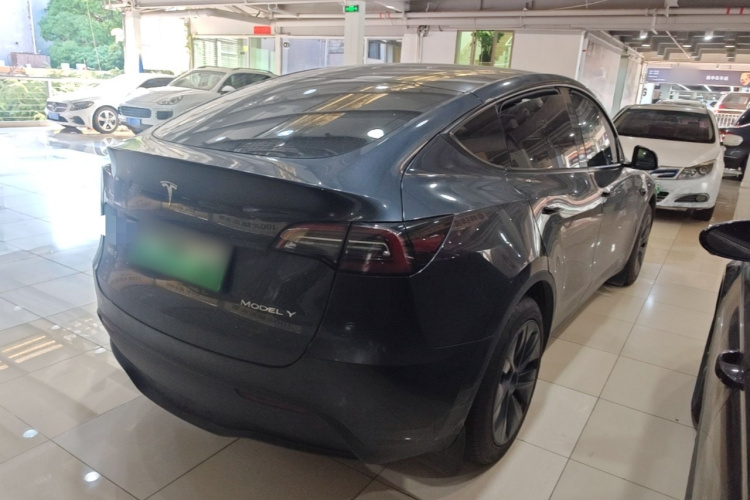 Tesla Model Y 2024 #7 Tesla Model Y 2024 car image #7