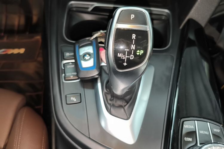 BMW 3 Series 2018 immagine di auto #14