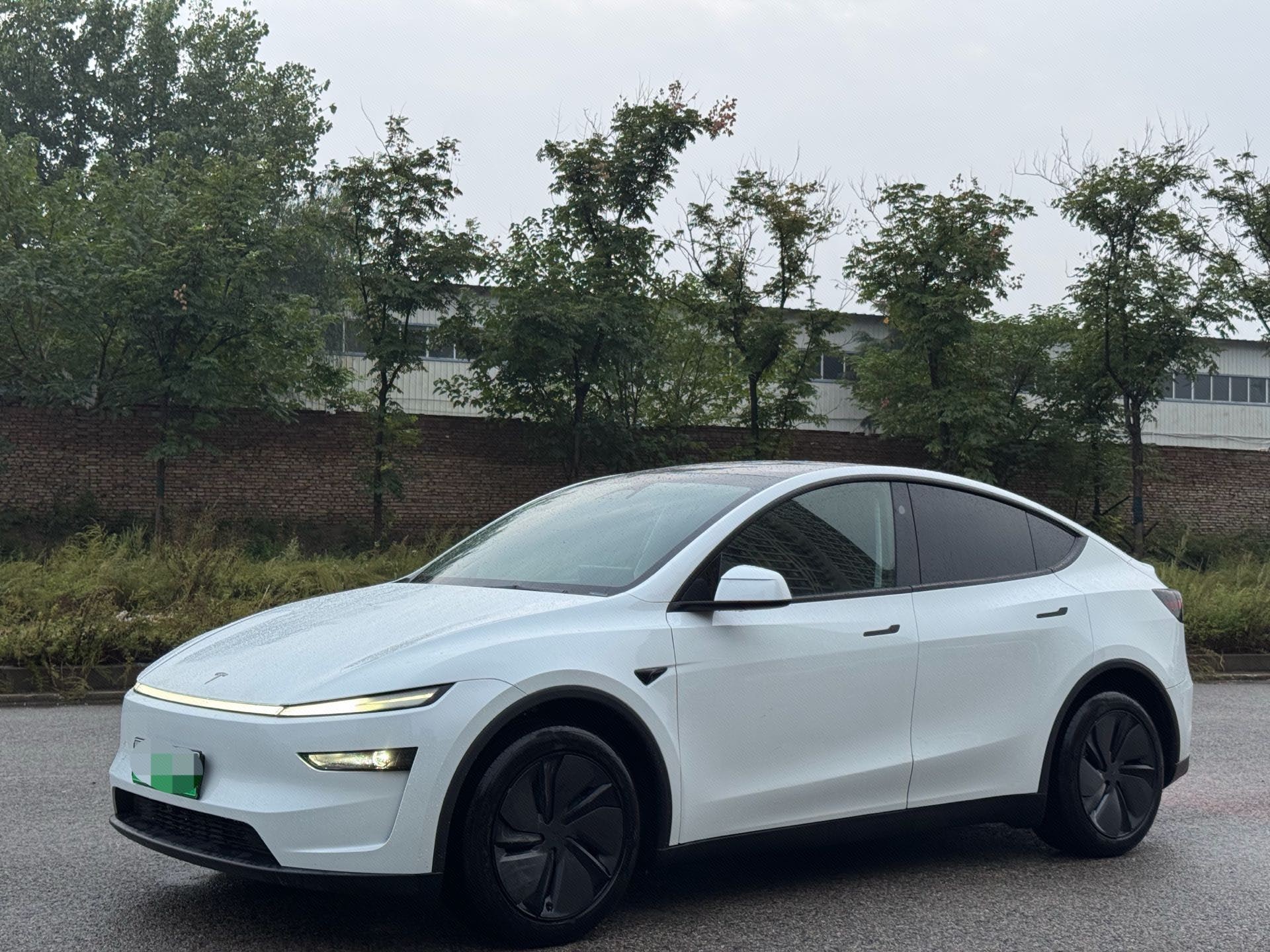 Tesla Model Y 2025 Tesla Model Y 2025 car image