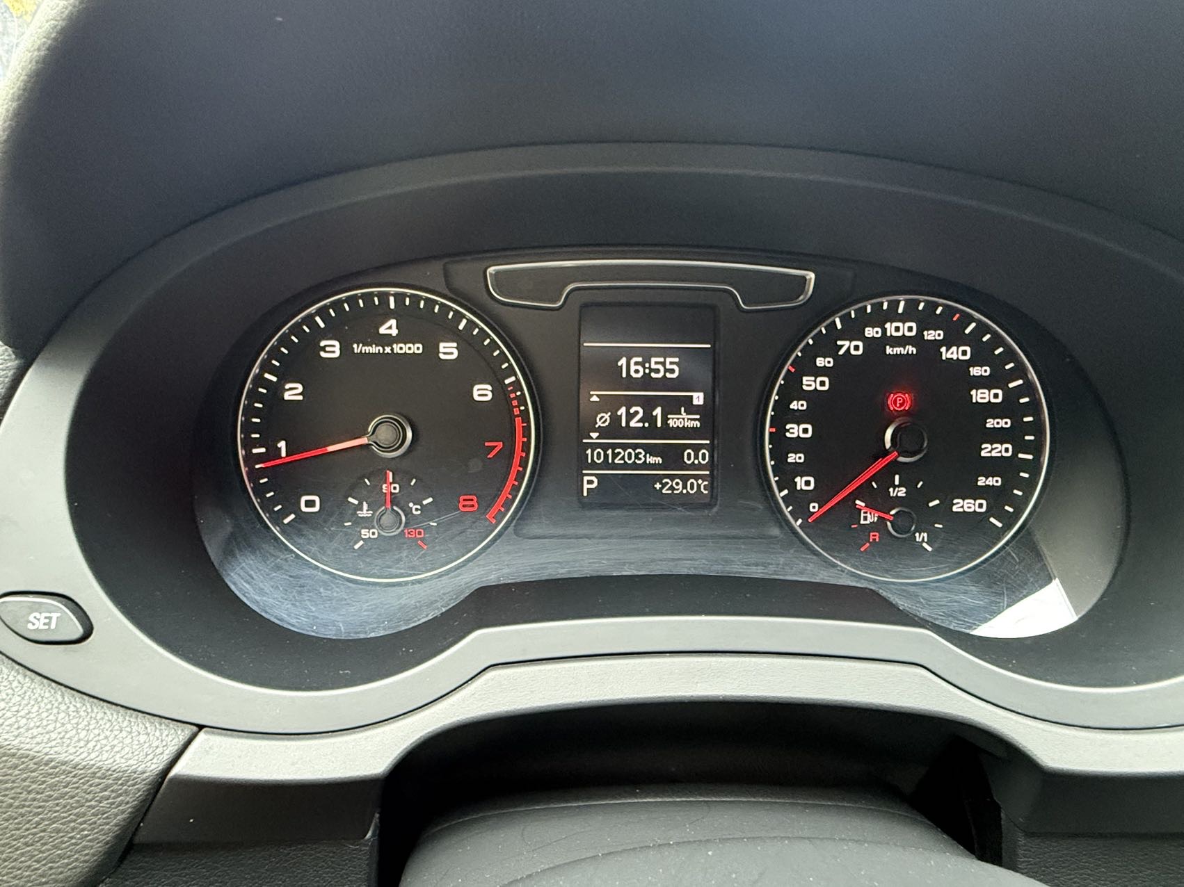 Audi Q3 2018 car image #10