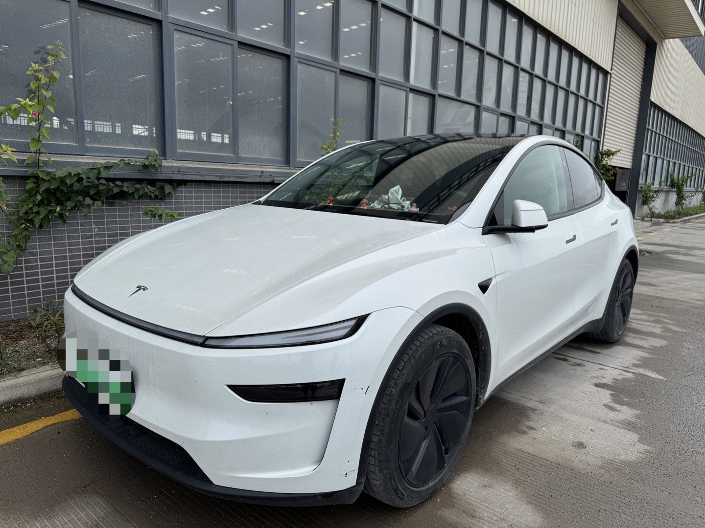 Tesla Model Y 2025 car image 
