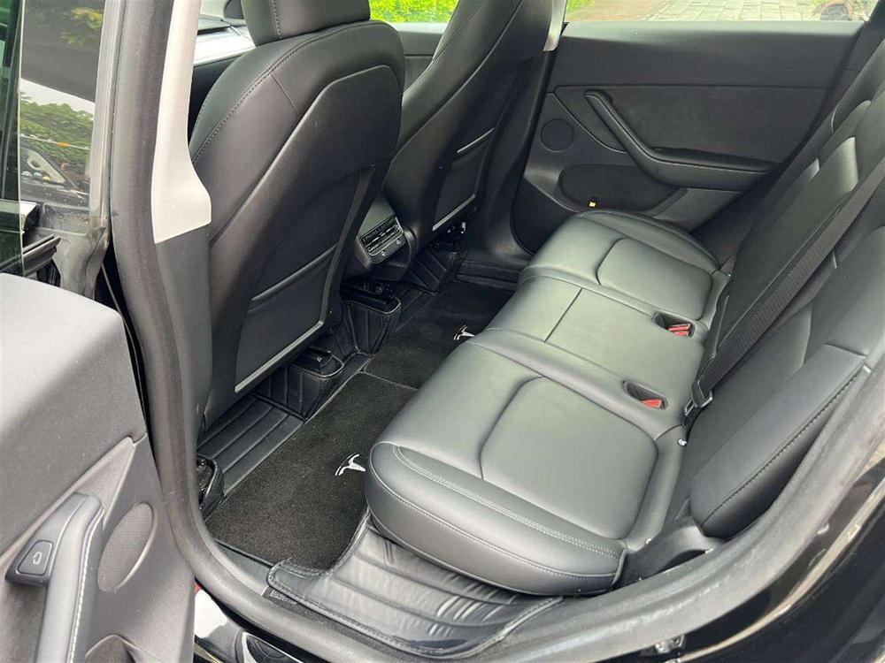 Tesla Model Y 2023 car image #13