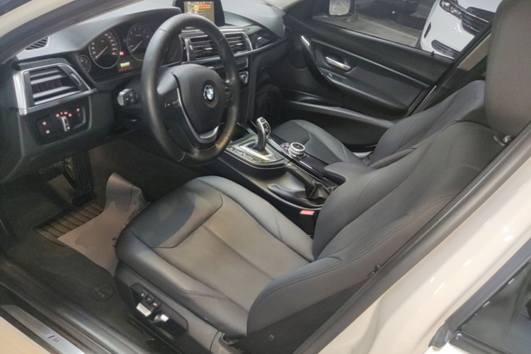 BMW 3 Series 2017 car image #15