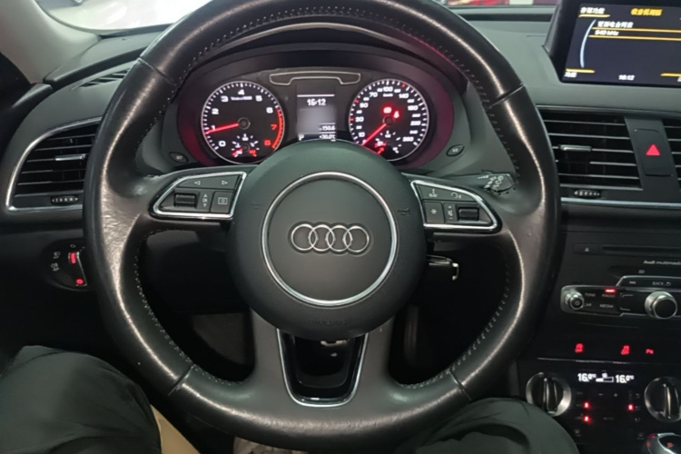 Audi Q3 2015 car image #11
