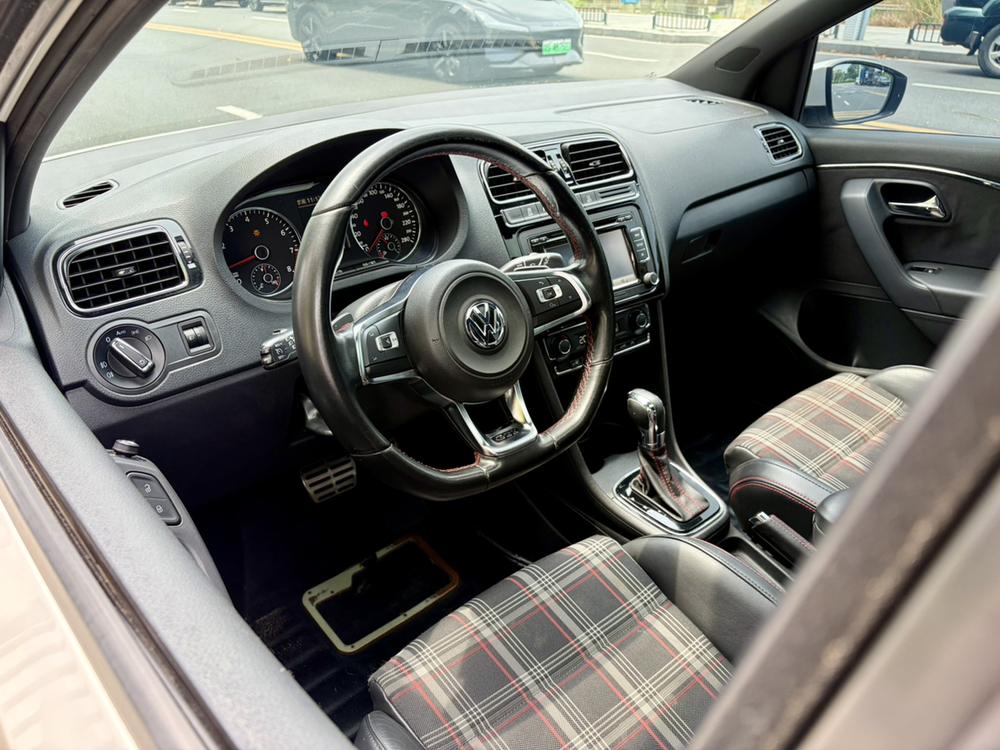 Volkswagen Polo 2015 car image #16