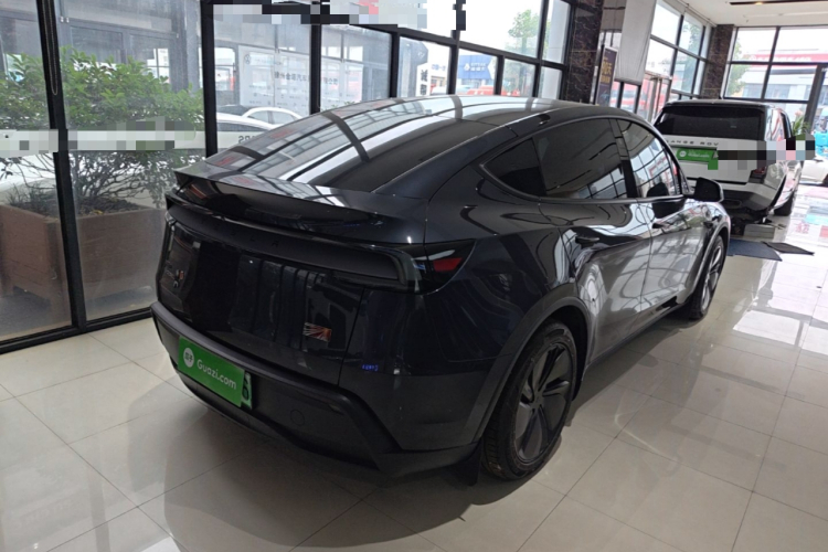 Tesla Model Y 2025 #7 Tesla Model Y 2025 car image #7
