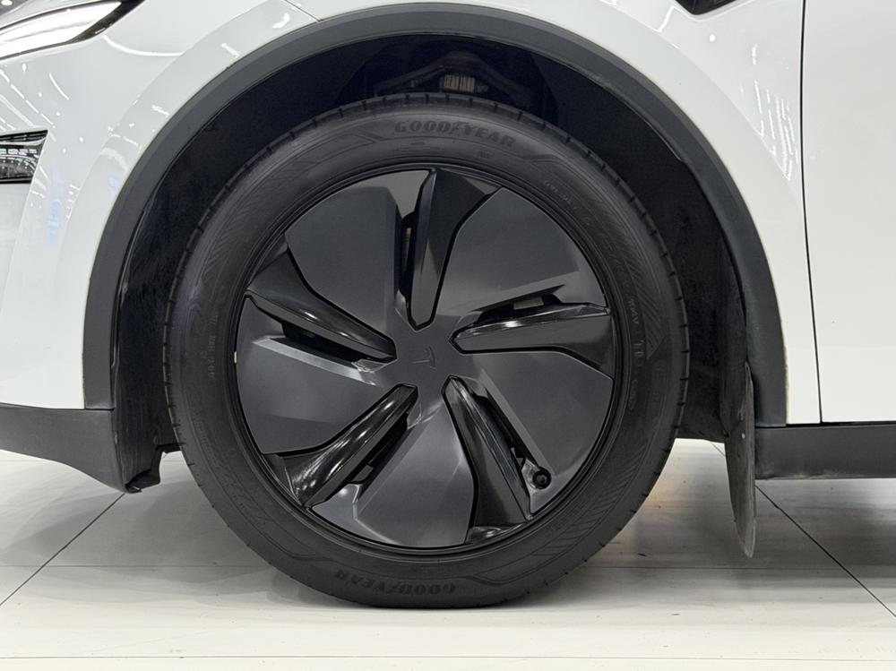 Tesla Model Y 2025 car image #11