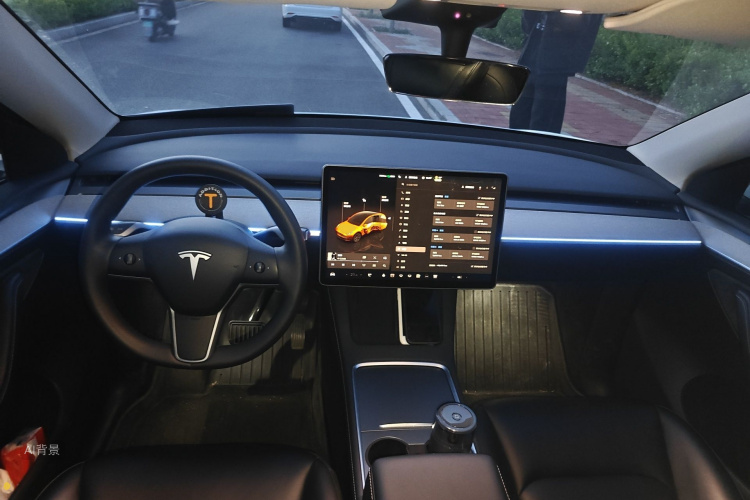 Tesla Model Y 2024 car image #11
