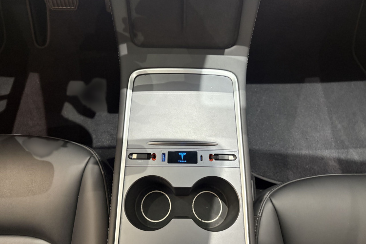Tesla Model Y 2023 car image #23
