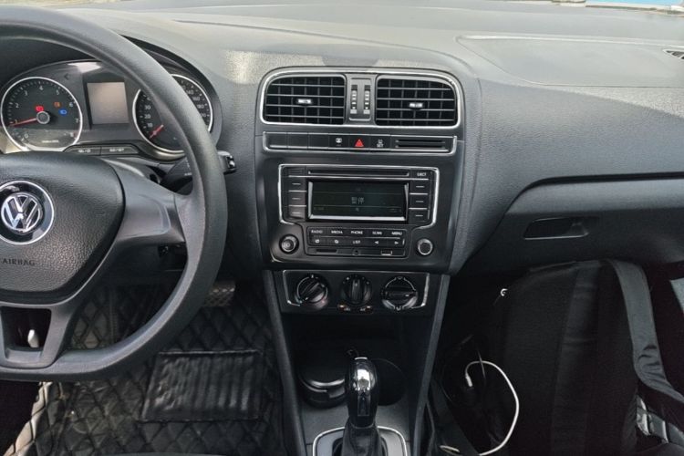 Volkswagen Polo 2014 car image #17
