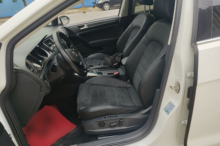 Volkswagen Golf 2018 car image #15