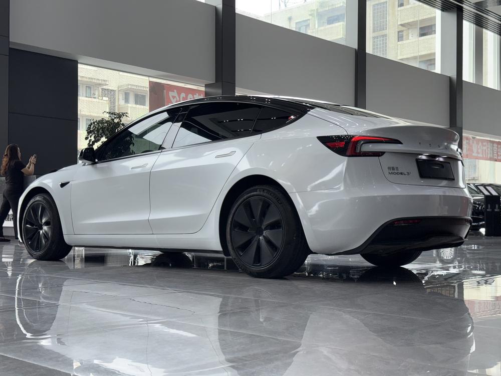 Tesla Model 3 2024 car image #3