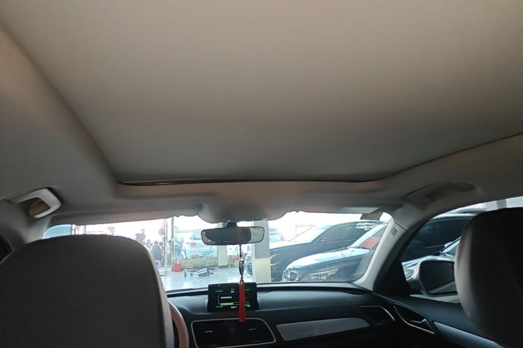 Audi Q3 2019 car image #18