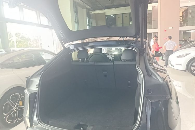 Tesla Model Y 2025 immagine di auto #19