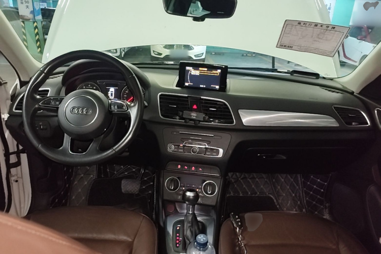 Audi Q3 2018 car image #10