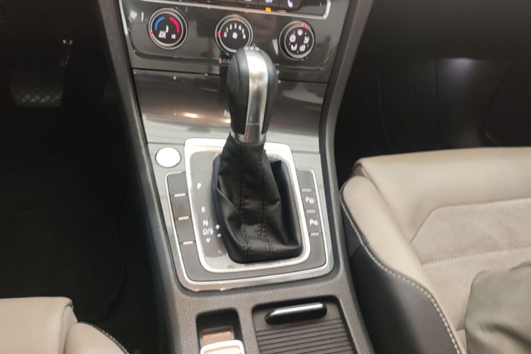Volkswagen Golf 2017 car image #14
