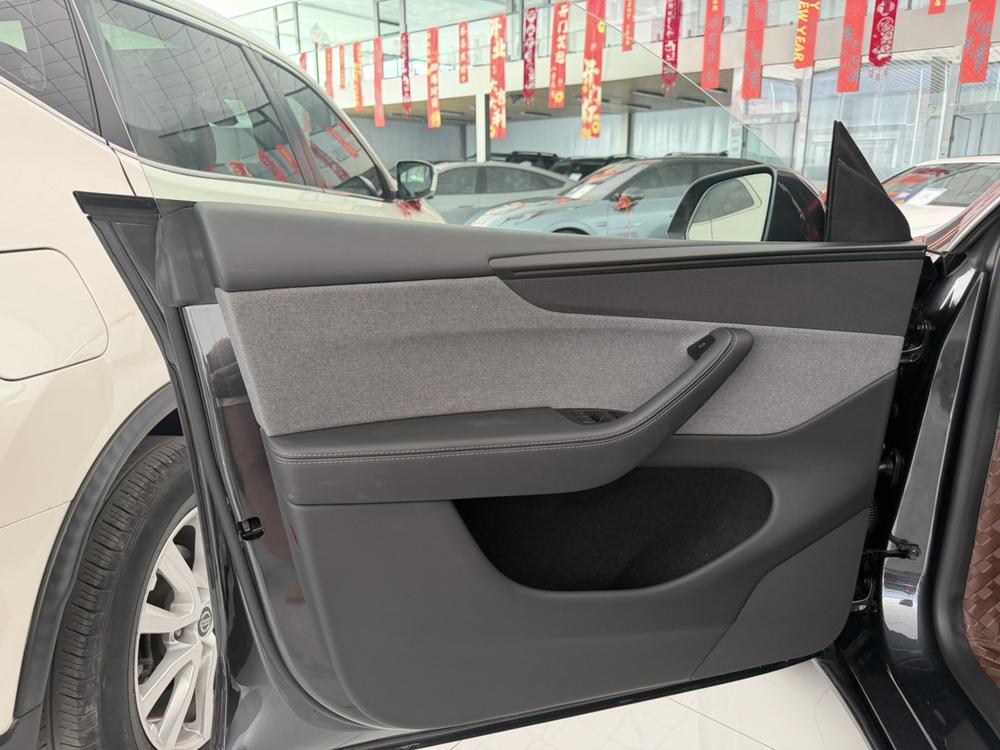 Tesla Model Y 2025 car image #8
