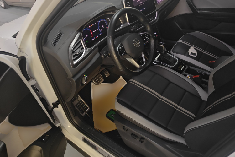 Volkswagen T-Roc 2023 car image #16