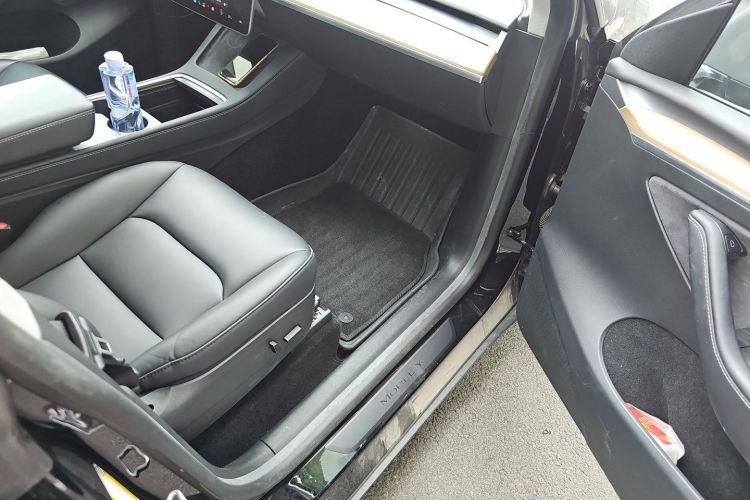 Tesla Model Y 2022 car image #21