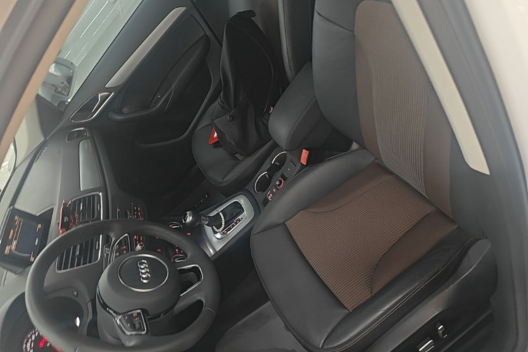 Audi Q3 2019 car image #15
