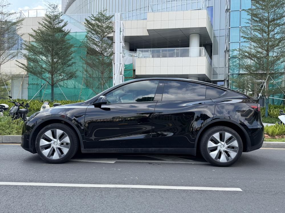 Tesla Model Y 2023 car image #3