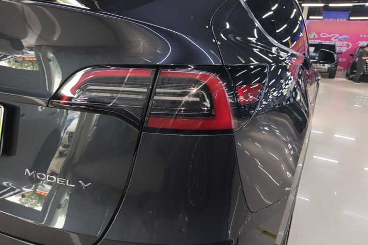 Tesla Model Y 2025 car image #8